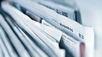 Periódico abierto por la sección de economía con artículos y titulares