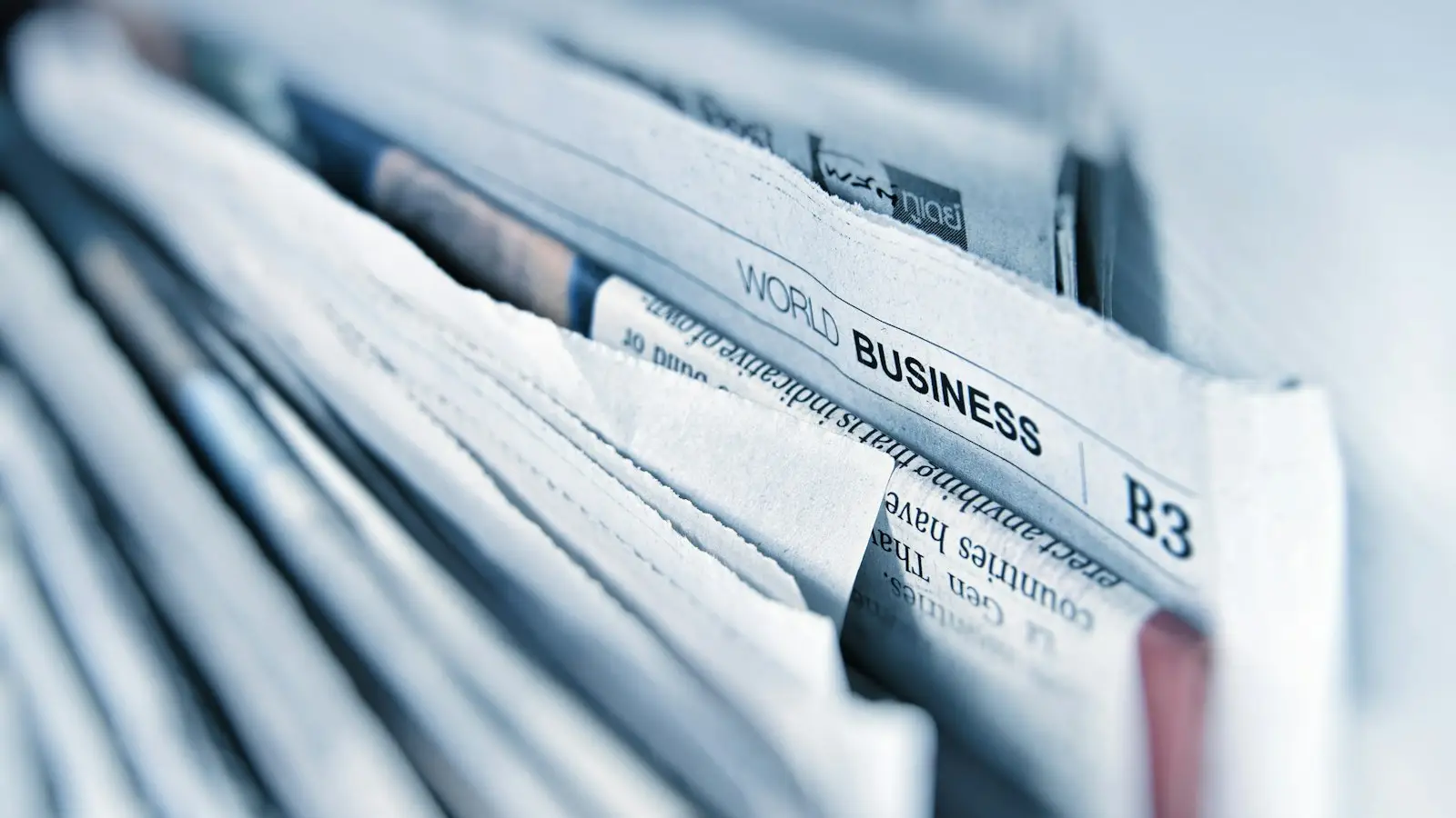 Periódico abierto por la sección de economía con artículos y titulares