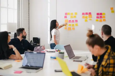Equipo tomando decisiones estratégicas en una empresa