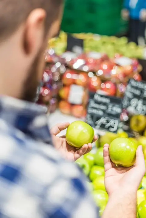 Consumidor eligiendo entre varios productos en un supermercado