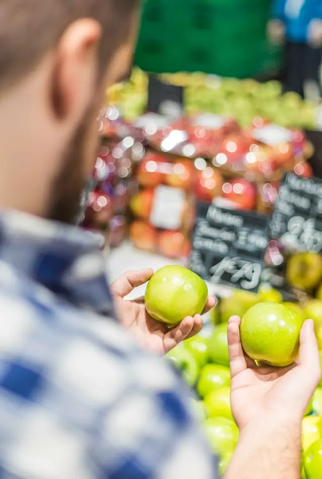 Consumidor eligiendo entre varios productos en un supermercado