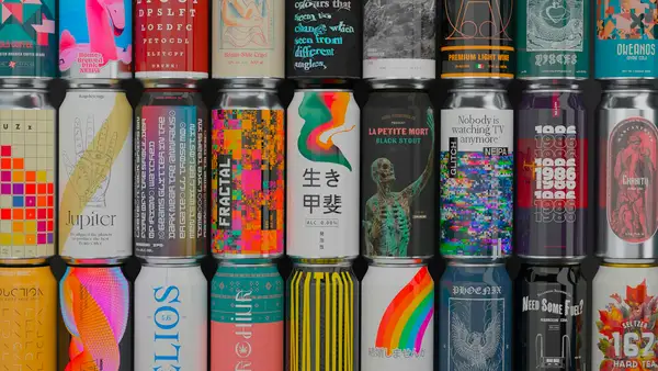 Latas de bebida con diseños de packaging muy diferentes colocadas en filas